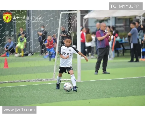 热爱家务的足球明星们揭示生活中的另一面与家庭责任感