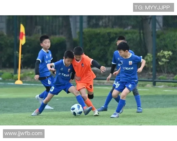 足球明星与球迷亲密互动分享快乐时刻展现温暖人心的一面 足球明星与球迷亲密互动分享快乐时刻展现温暖人心的一面