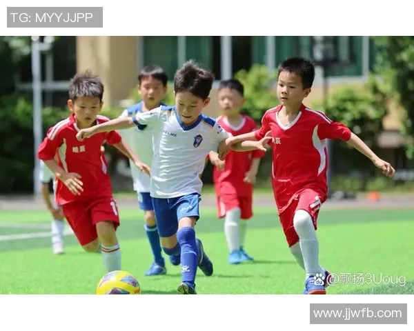 足球明星童年回忆小孩子们在绿茵场上追逐梦想的快乐时光 足球明星童年回忆小孩子们在绿茵场上追逐梦想的快乐时光