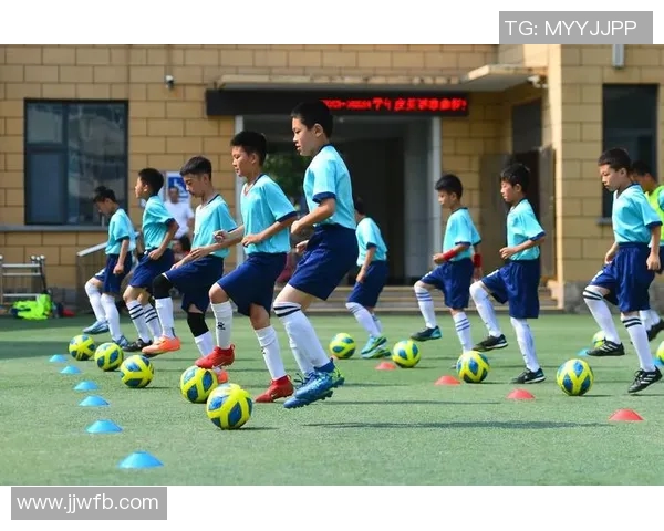 足球明星训练日常揭秘：他们如何在球场上磨练技艺与团队默契