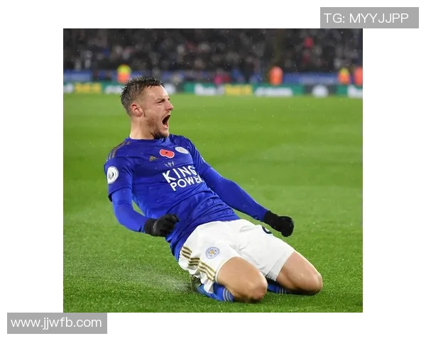 超长待机的足球明星如何在赛场上持续发光发热的秘诀与故事 超长待机的足球明星如何在赛场上持续发光发热的秘诀与故事